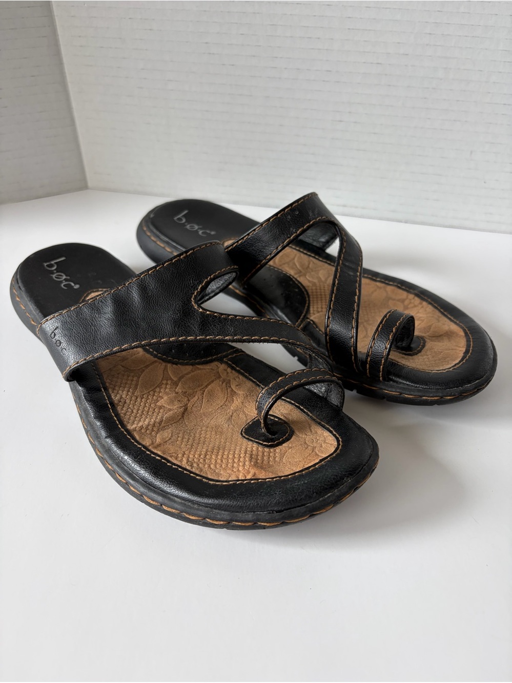 B.o.c. Women’s leather toe ring sandals